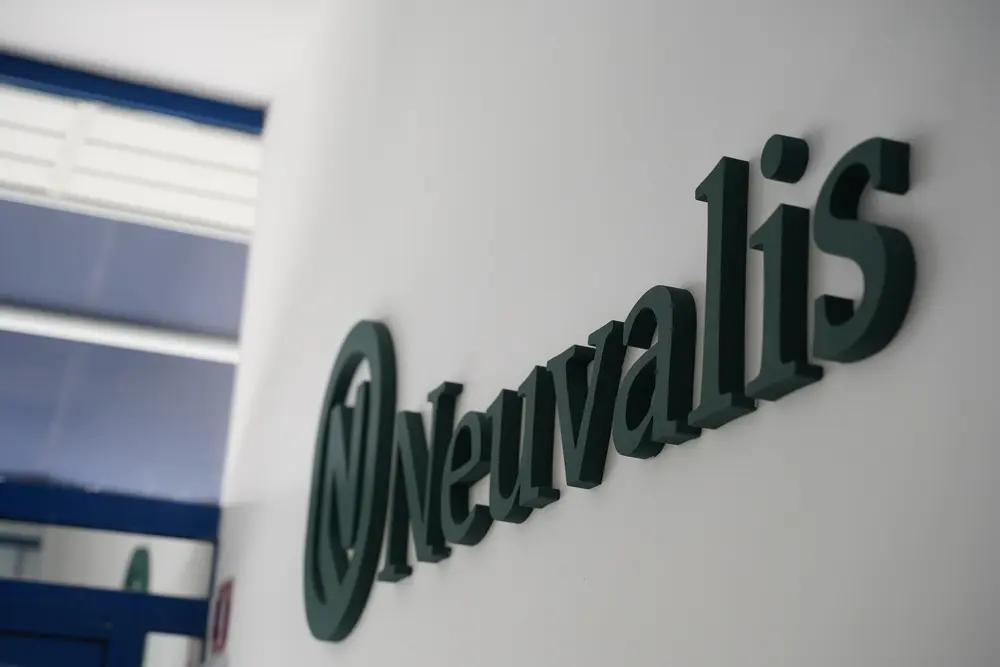 Logotip Neuvalis na steni centra